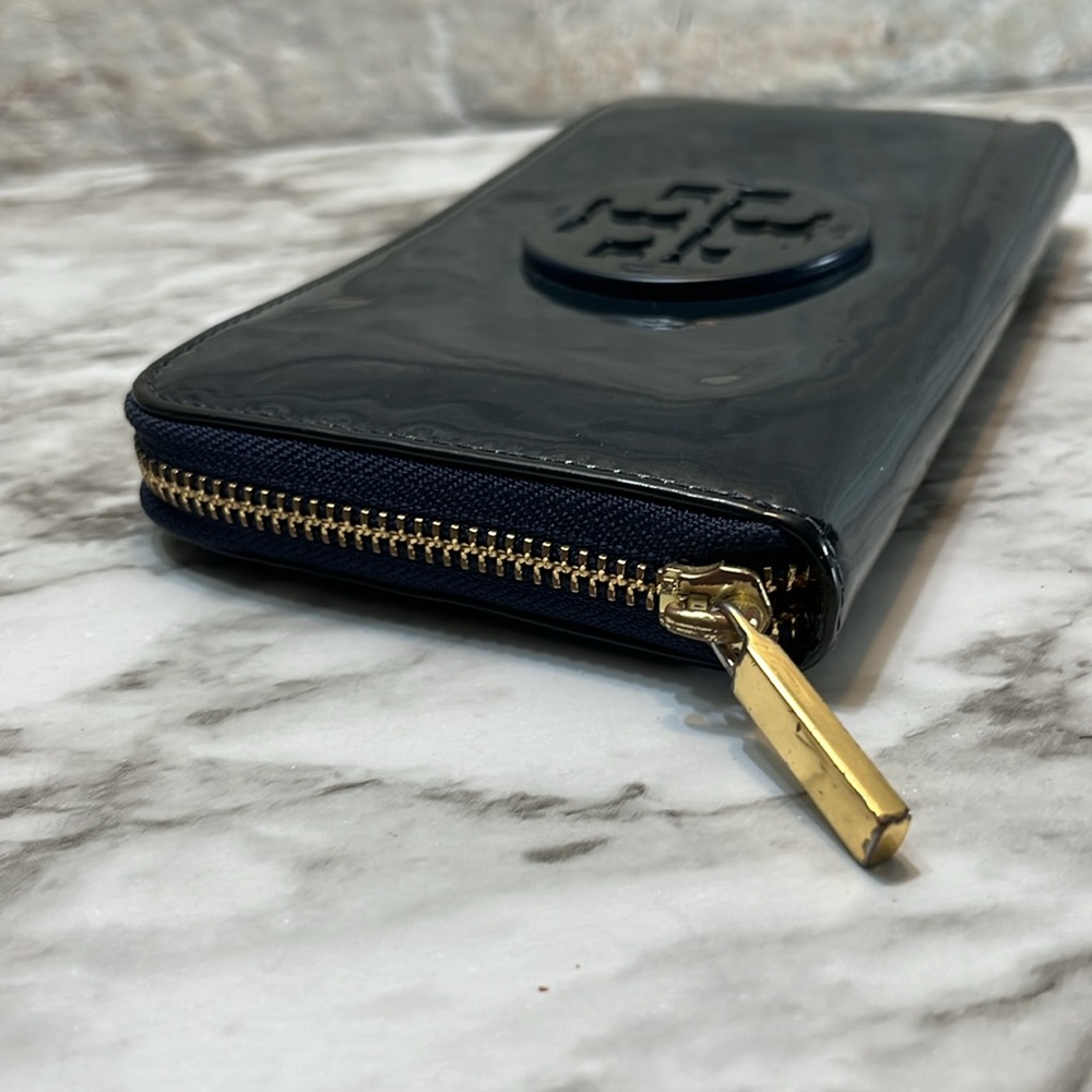 Tory Burch Midnight Blue Patent Leather Zip Continental Wallet Tory Logo GUC - Picture 4 of 13